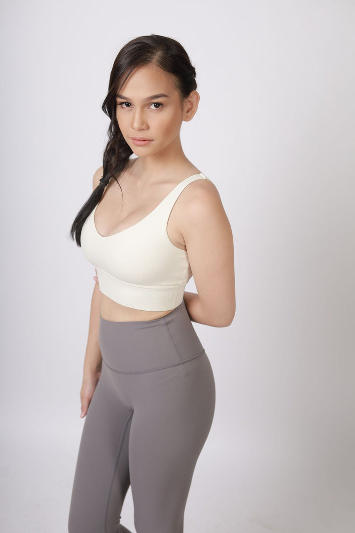 A lady wearing Beauty Lyfe Activewear Scarlett Model Dark Gray Leggings and in sports bra