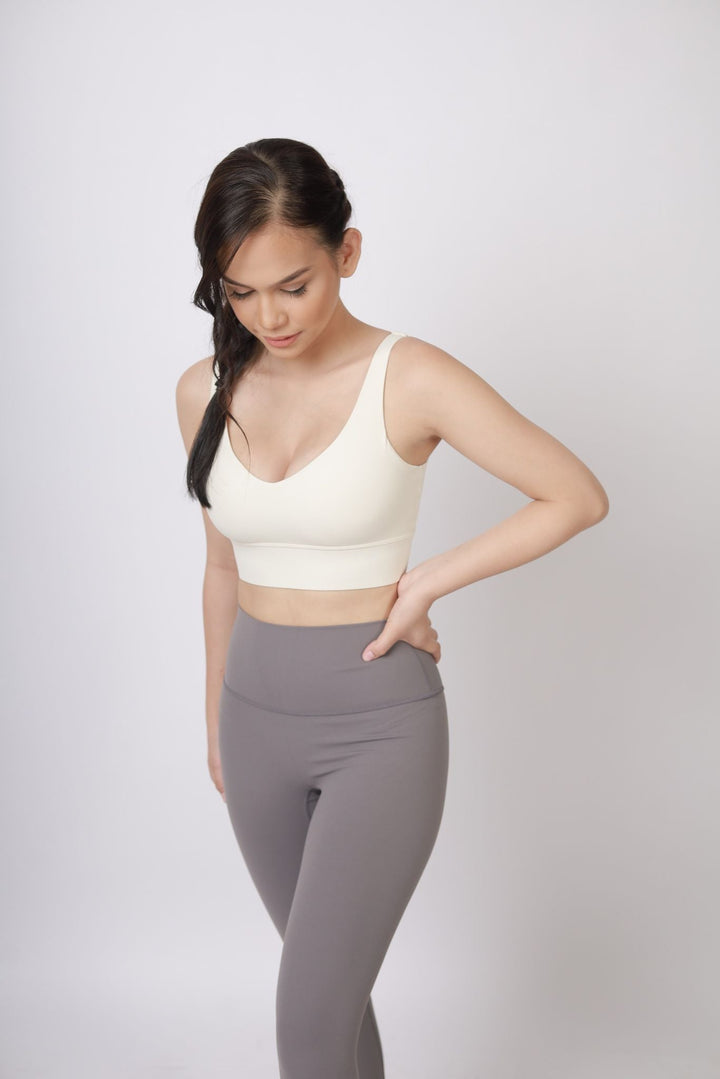 A lady wearing Beauty Lyfe Activewear Scarlett Model Dark Gray Leggings and in sports bra
