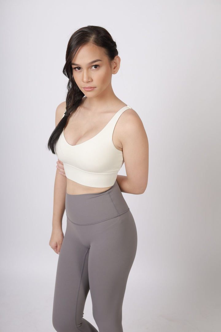 A lady wearing Beauty Lyfe Activewear Scarlett Model Dark Gray Leggings and in sports bra